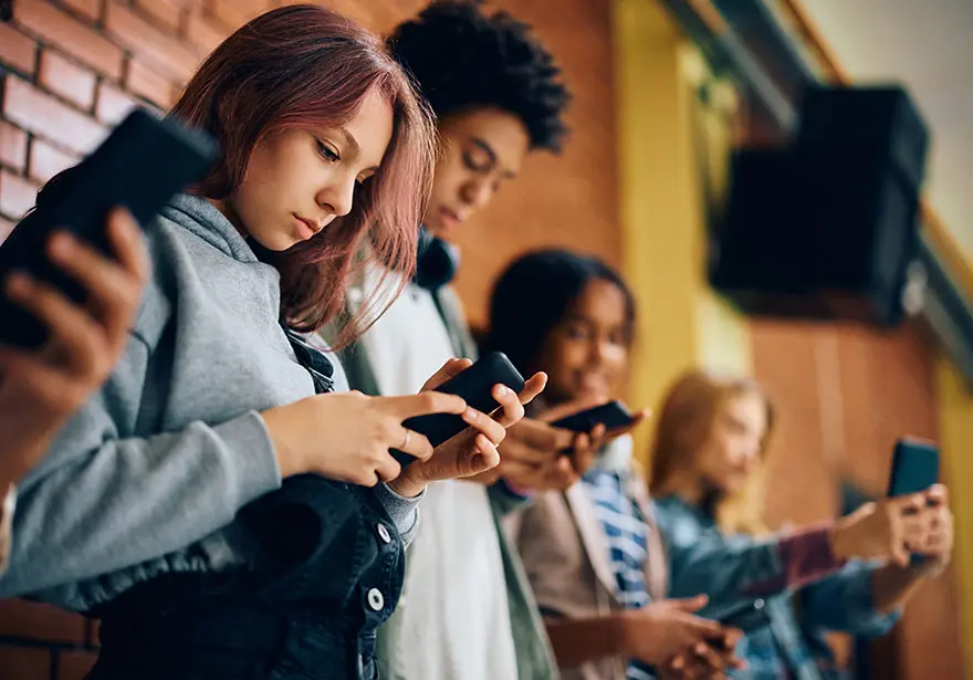 Młodzież na przerwie korzystająca z social mediów