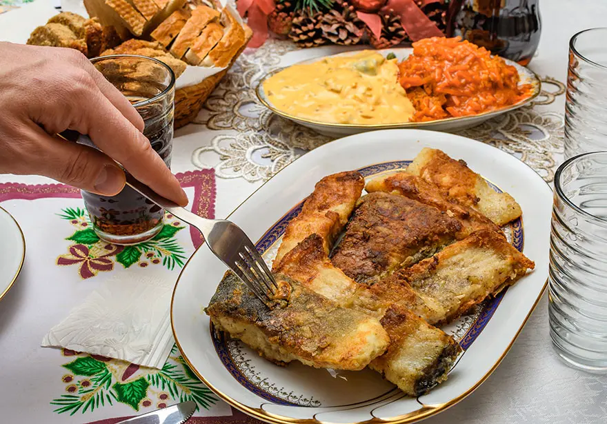 smażona ryba na wigilijnym stole